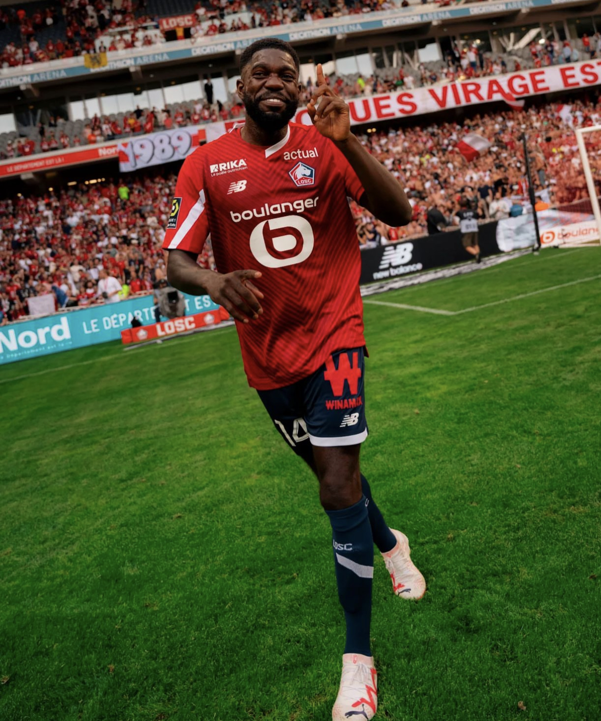 九游体育-蒂姆重返赛场，比赛局势复杂首场状态出色，MAD观众沸腾！